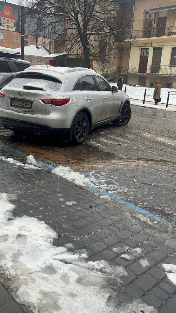 У Франківську затопило вулицю Бельведерську. ФОТО