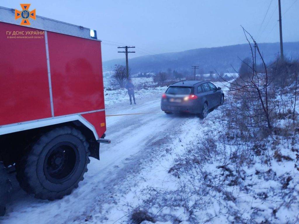 На Прикарпатті автомобіль з’їхав з проїжджої частини. ФОТО