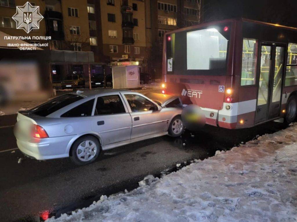 У Франківську нетверезий водій заїхав у автобус. ФОТО