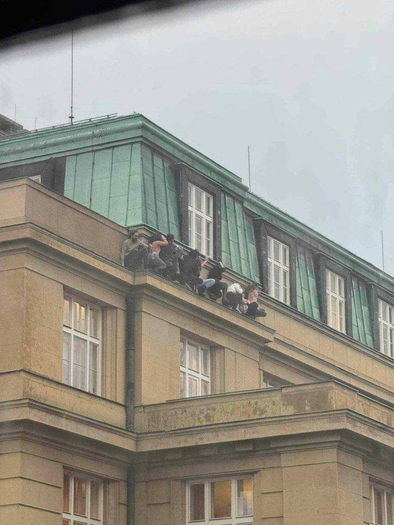 У центрі Праги сталася стрілянина в одному з факультетів Карлового університету. ФОТО