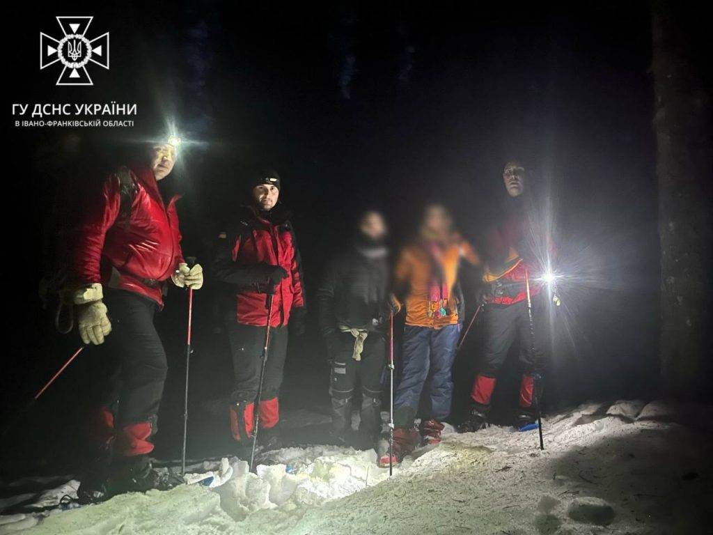Рятувальники розшукали двох туристів, що заблукали під час спуску з гори Говерла. ФОТО