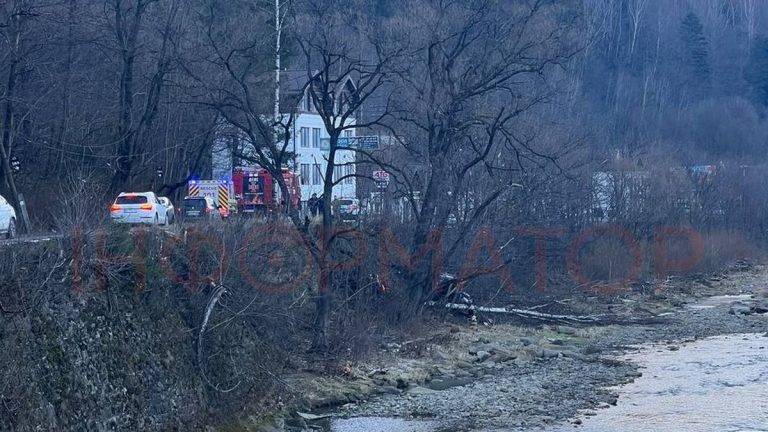 У Татарові авто злетіло з дороги й ледь не опинилось у гірській річці