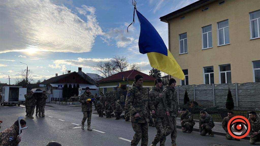 У Коломиї на колінах зустріли полеглого Героя Миколу Огли ФОТО