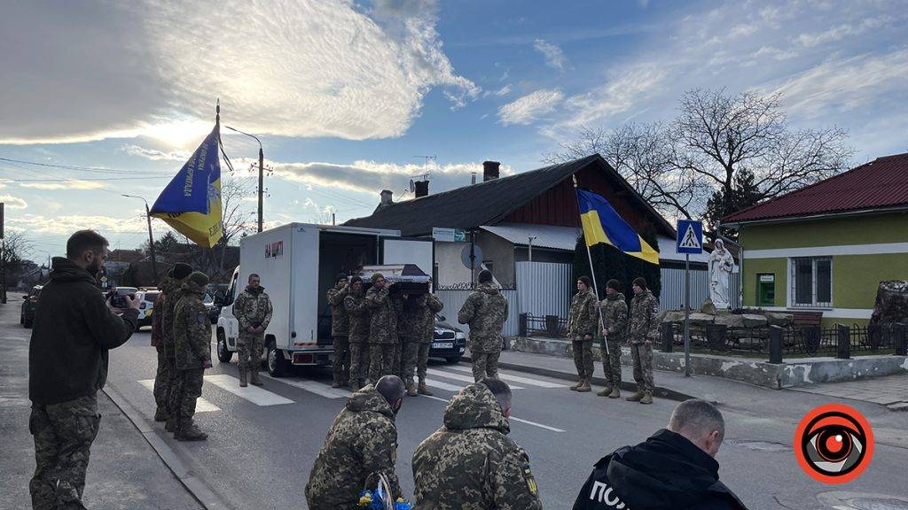 У Коломиї на колінах зустріли полеглого Героя Миколу Огли ФОТО