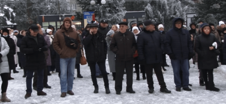 Бурштинці вийшли на мітинг проти будівництва оглядової вежі в Старому Мартинові