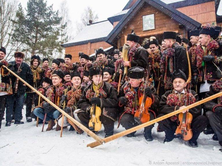 Різдвяна столиця Прикарпаття: традиції предків та гуцульська кутя, колядування в Криворівні ВІДЕО