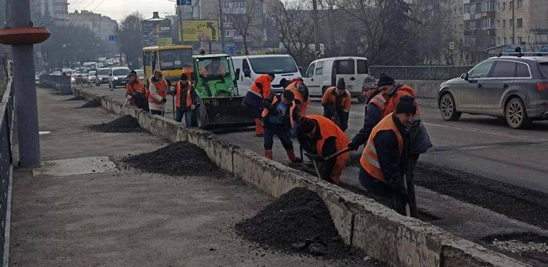 У Франківську почали латати міст на Пасічну. ФОТОРЕПОРТАЖ