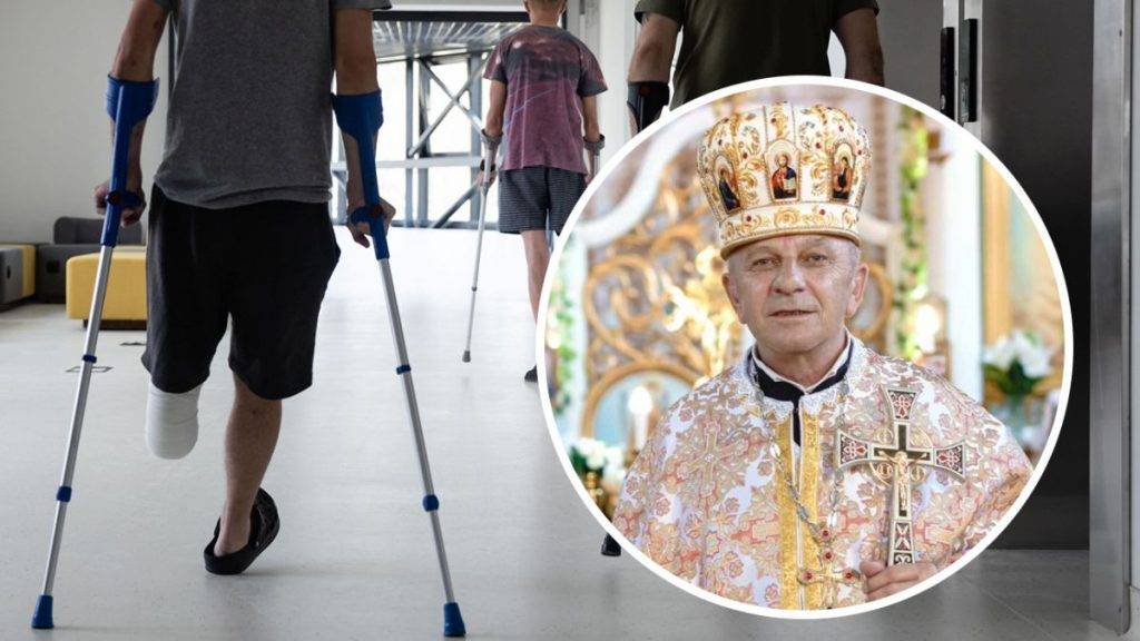 Прикарпатський священик, який більше 20 років носить протези, зворушливо підтримав бійця у лікарні