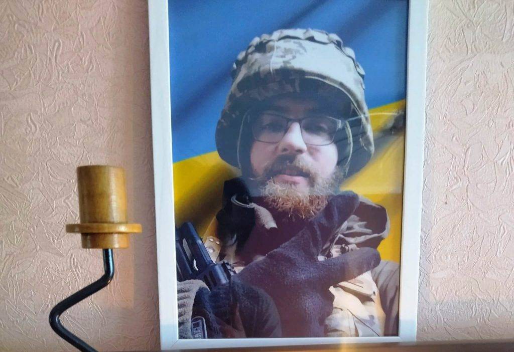 Чекає збігу ДНК-експертизи: прикарпатка понад пів року не може поховати загиблого під Бахмутом сина