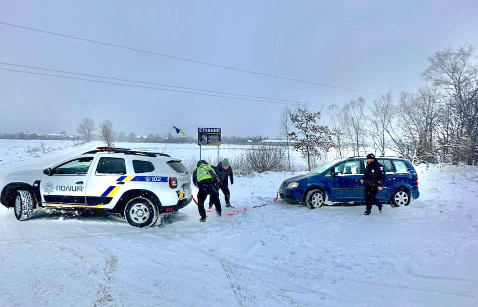 На Прикарпатті поліцейські допомагають водіям, що опинились в снігових пастках. ФОТО