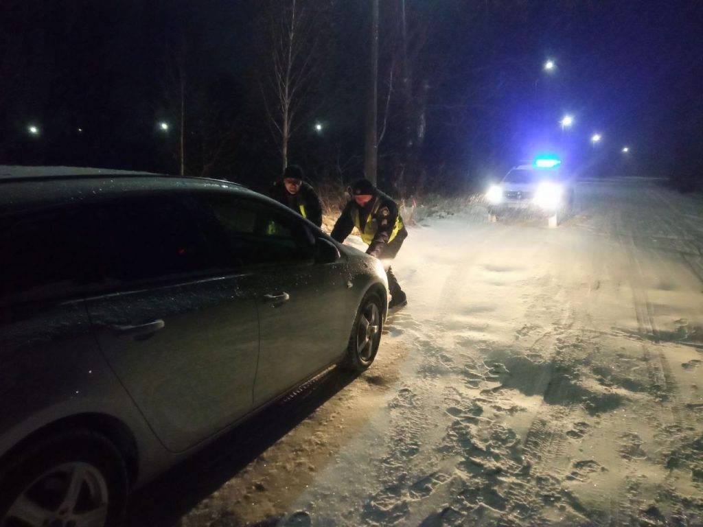 Під Коломиєю у снігову пастку потрапив автомобіль