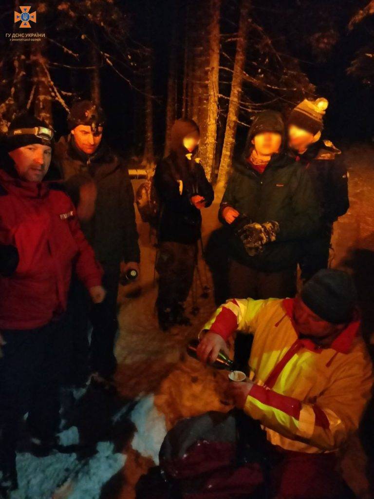 Гірські рятувальники відшукали іноземців, які заблукали в Карпатах