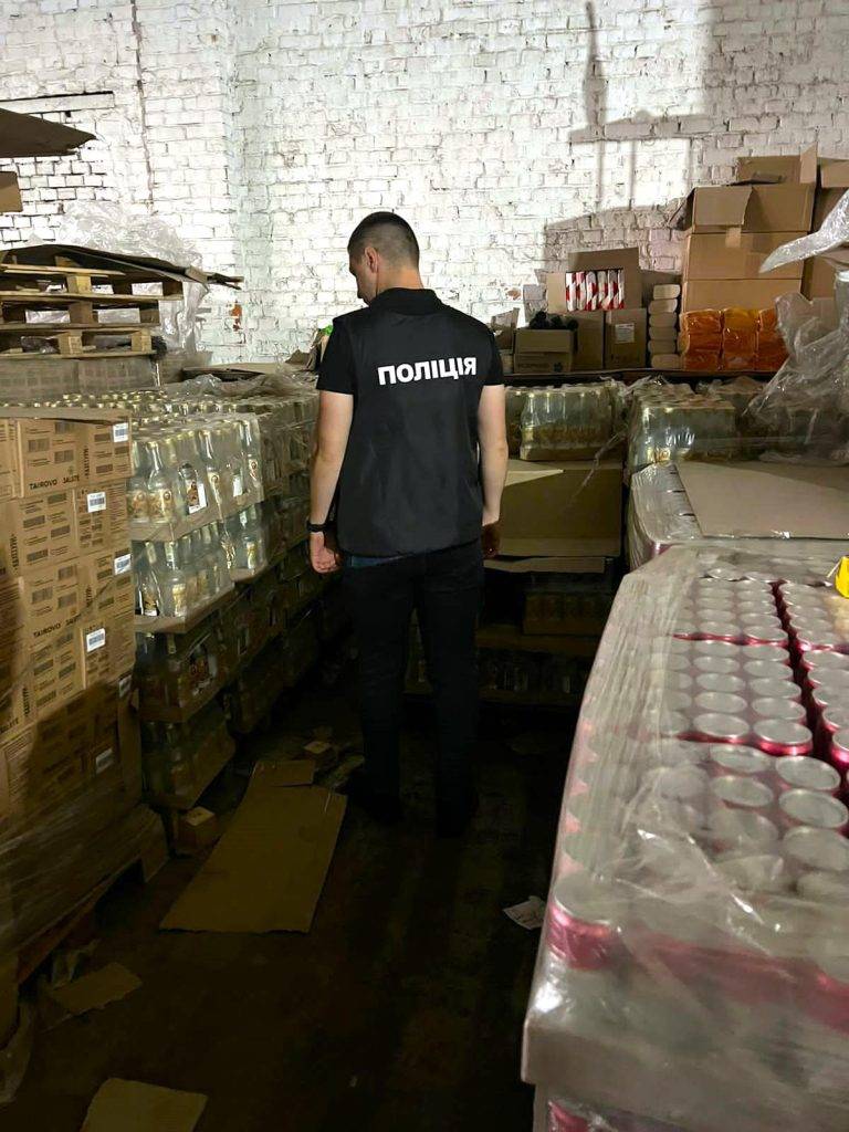 Збував алкоголь з підробленими акцизними марками: в Коломиї затримали "бізнесмена"