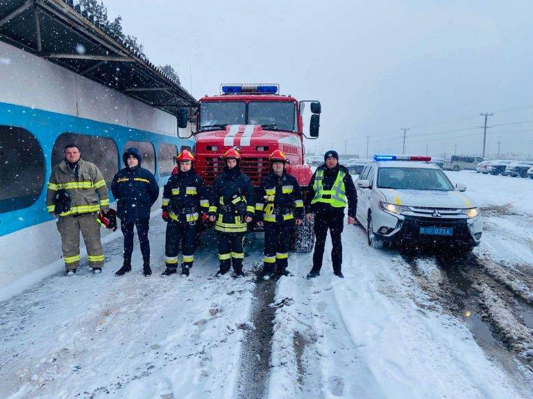 На Прикарпатті поліцейські допомагають водіям, що опинились в снігових пастках. ФОТО