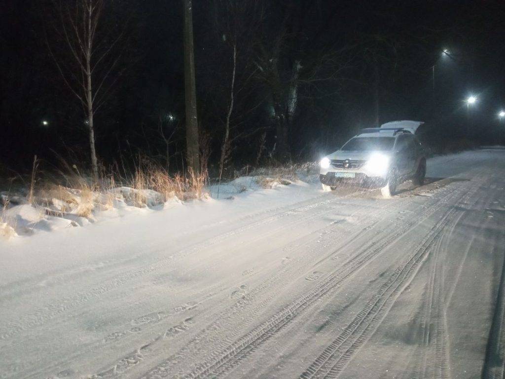 Під Коломиєю у снігову пастку потрапив автомобіль