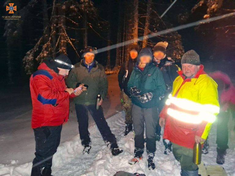 Гірські рятувальники відшукали іноземців, які заблукали в Карпатах