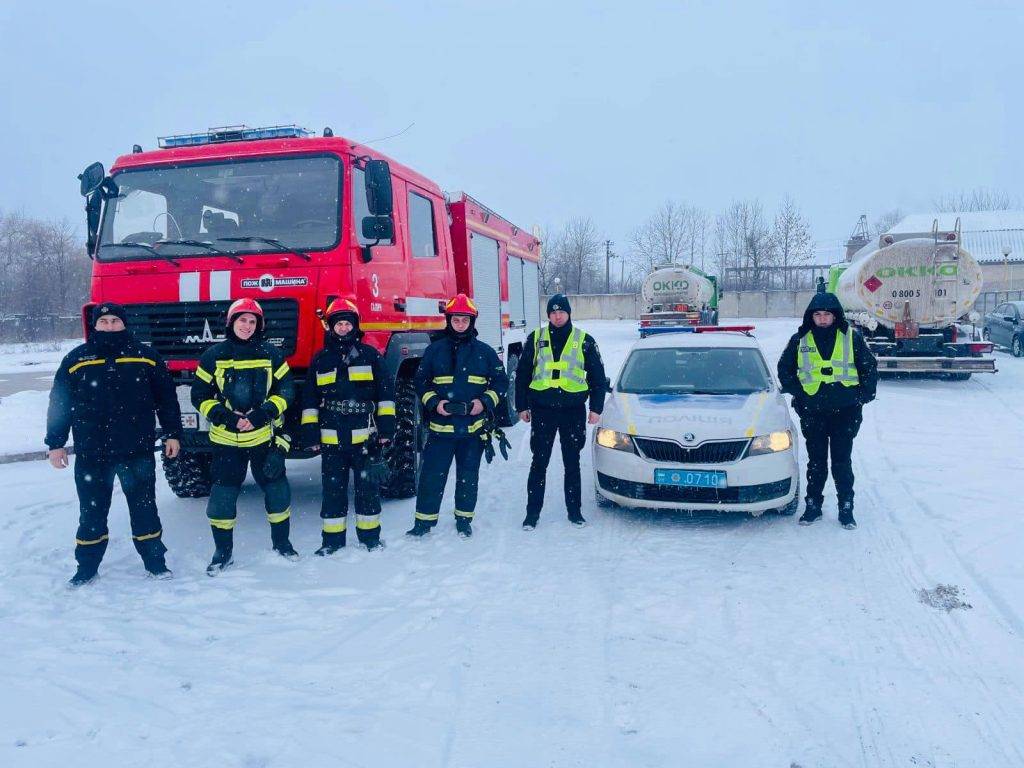 На Прикарпатті поліцейські допомагають водіям, що опинились в снігових пастках. ФОТО