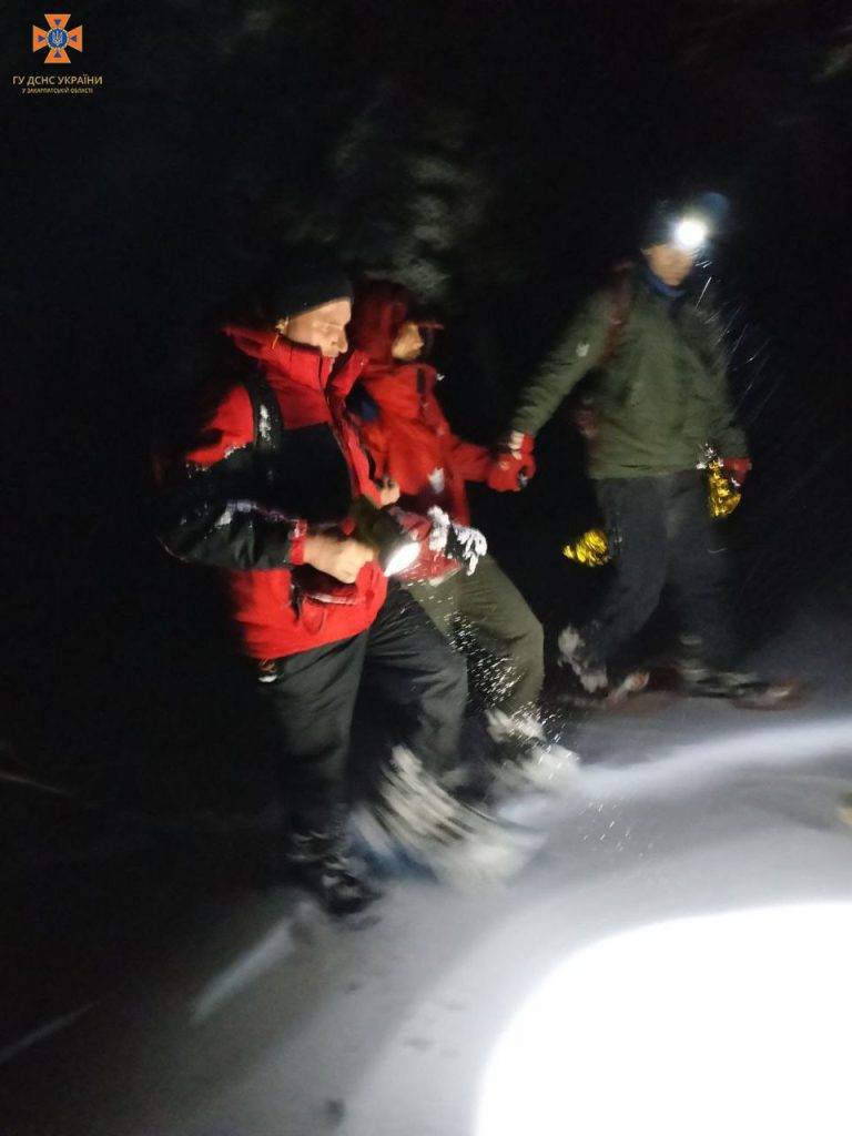 Гірські рятувальники відшукали іноземців, які заблукали в Карпатах