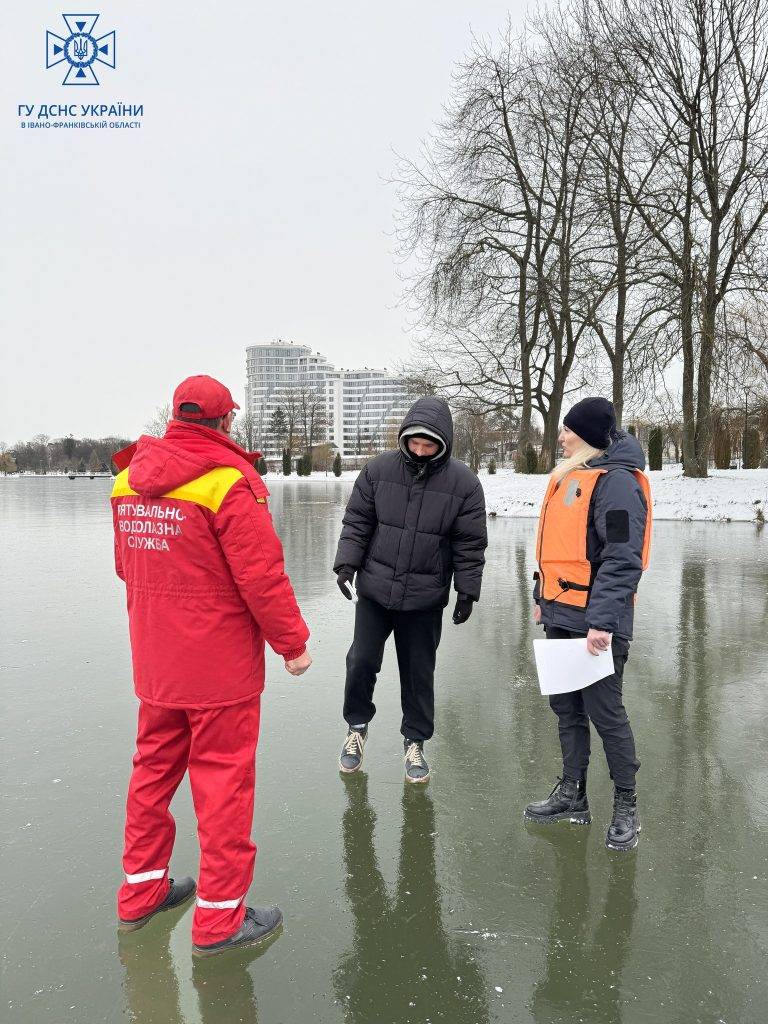 Рятувальники провели показові навчання на кризі франківського озера. ФОТО