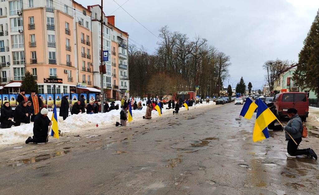 У Тлумачі на колінах зустріли загиблого захисника Володимира Золотарчука