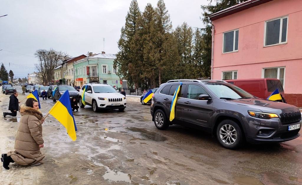 У Тлумачі на колінах зустріли загиблого захисника Володимира Золотарчука