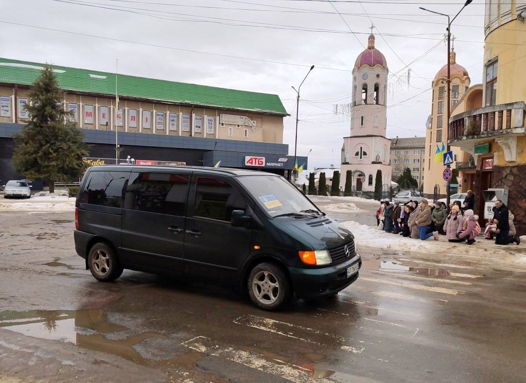 У Тлумачі на колінах зустріли загиблого захисника Володимира Золотарчука