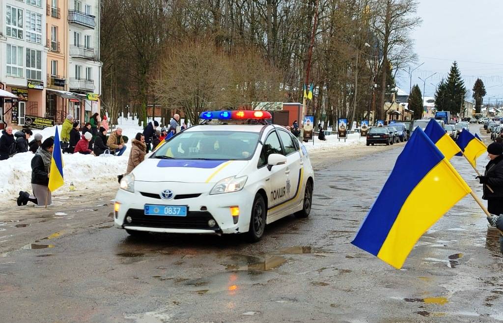 У Тлумачі на колінах зустріли загиблого захисника Володимира Золотарчука