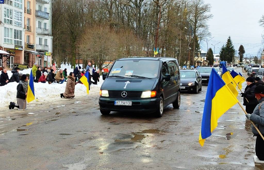 У Тлумачі на колінах зустріли загиблого захисника Володимира Золотарчука