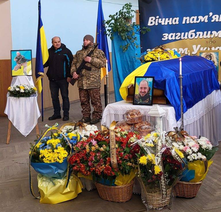 Бурштинська громада попрощалася із загиблим на війні Героєм Євгенієм Бояршиновим