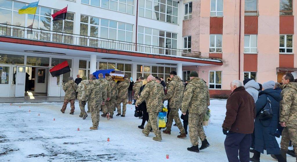 Бурштинська громада попрощалася із загиблим на війні Героєм Євгенієм Бояршиновим