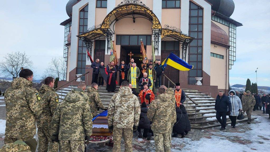 Бурштинська громада попрощалася із загиблим на війні Героєм Євгенієм Бояршиновим