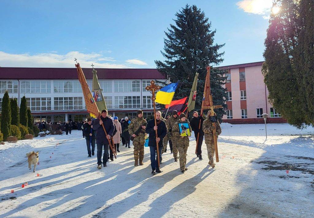 Бурштинська громада попрощалася із загиблим на війні Героєм Євгенієм Бояршиновим