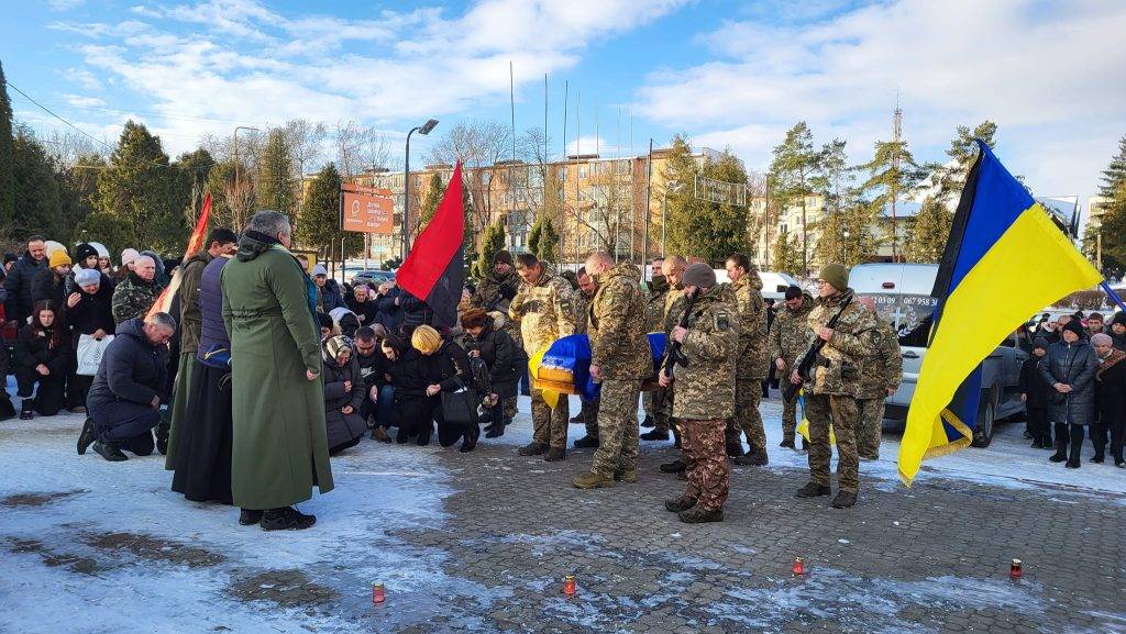 Бурштинська громада попрощалася із загиблим на війні Героєм Євгенієм Бояршиновим