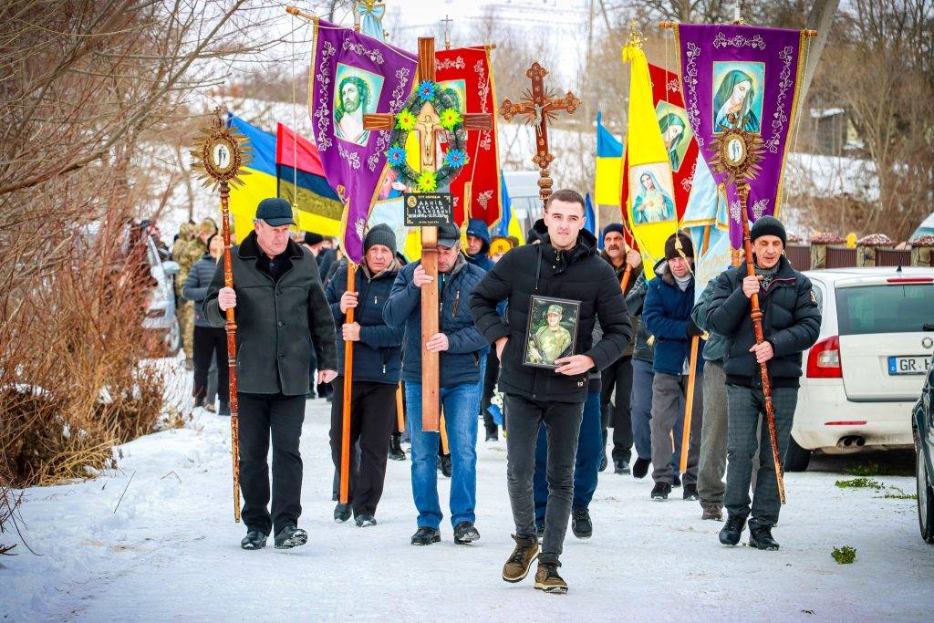 На Франківщині велелюдно провели в останню дорогу Захисника України Руслана Даніва
