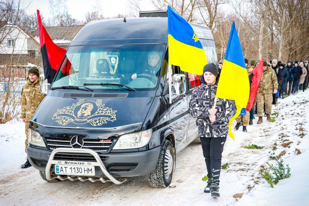 На Франківщині велелюдно провели в останню дорогу Захисника України Руслана Даніва