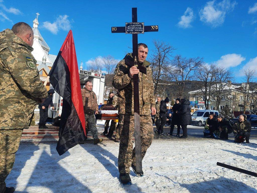 Гуцульщина у скорботі: з фронту привезли тіло воїна Володимира Семотюка