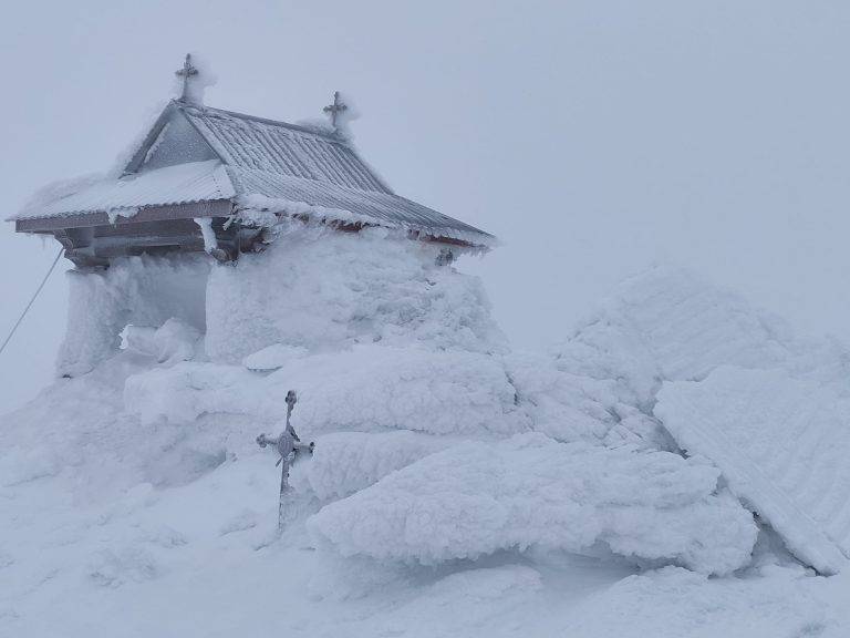 У Карпатах сніжить, схили вершини Піп Іван вкриті льодом