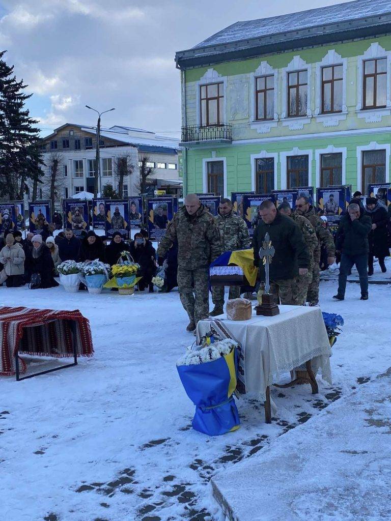 На щиті повернувся до рідної домівки прикарпатець Дмитро Вежбіцький