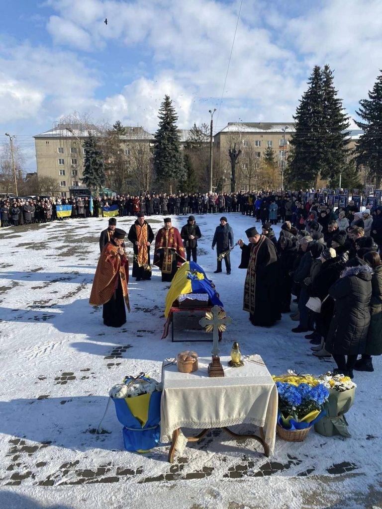 На щиті повернувся до рідної домівки прикарпатець Дмитро Вежбіцький