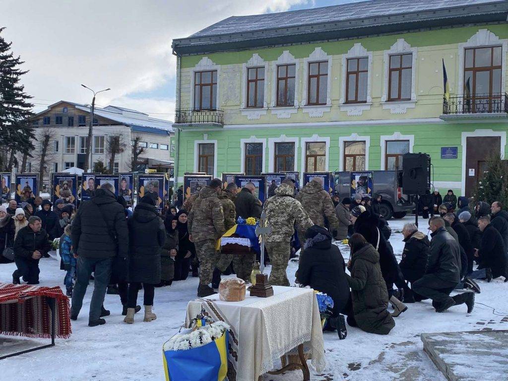 На щиті повернувся до рідної домівки прикарпатець Дмитро Вежбіцький