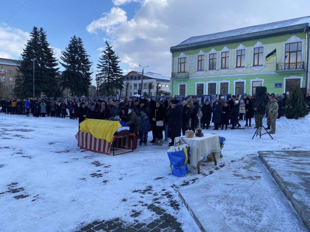 На щиті повернувся до рідної домівки прикарпатець Дмитро Вежбіцький