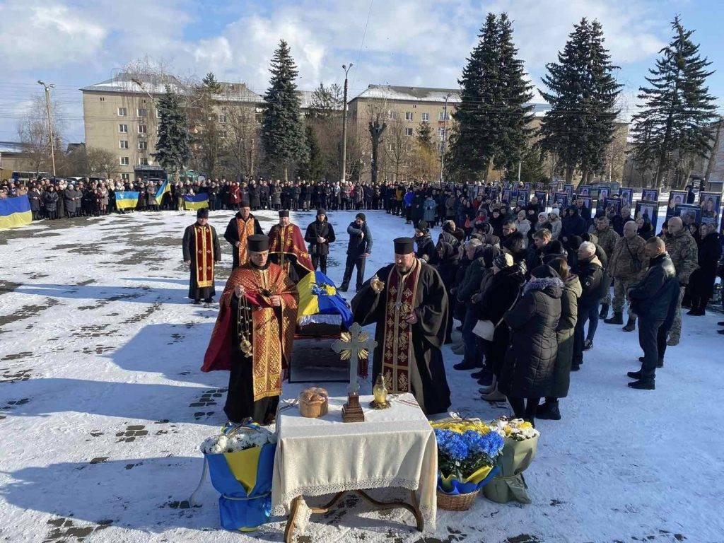 На щиті повернувся до рідної домівки прикарпатець Дмитро Вежбіцький