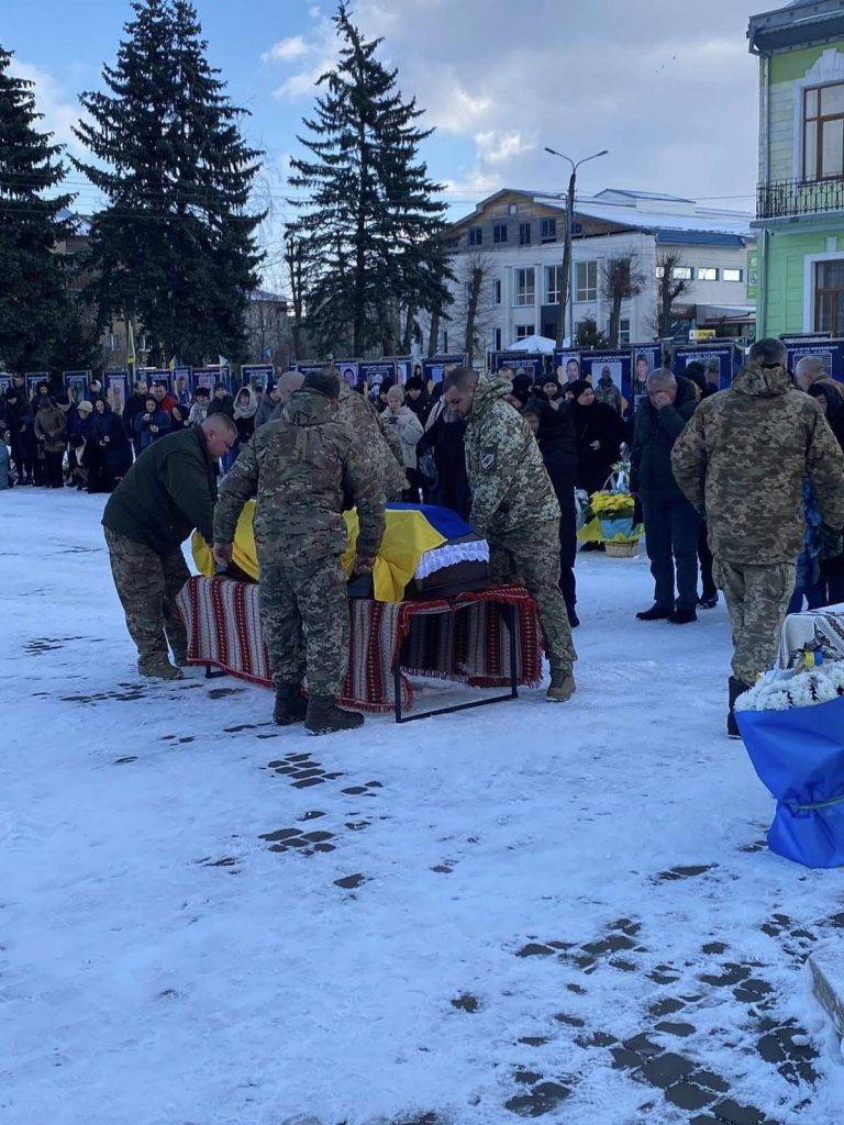 На щиті повернувся до рідної домівки прикарпатець Дмитро Вежбіцький