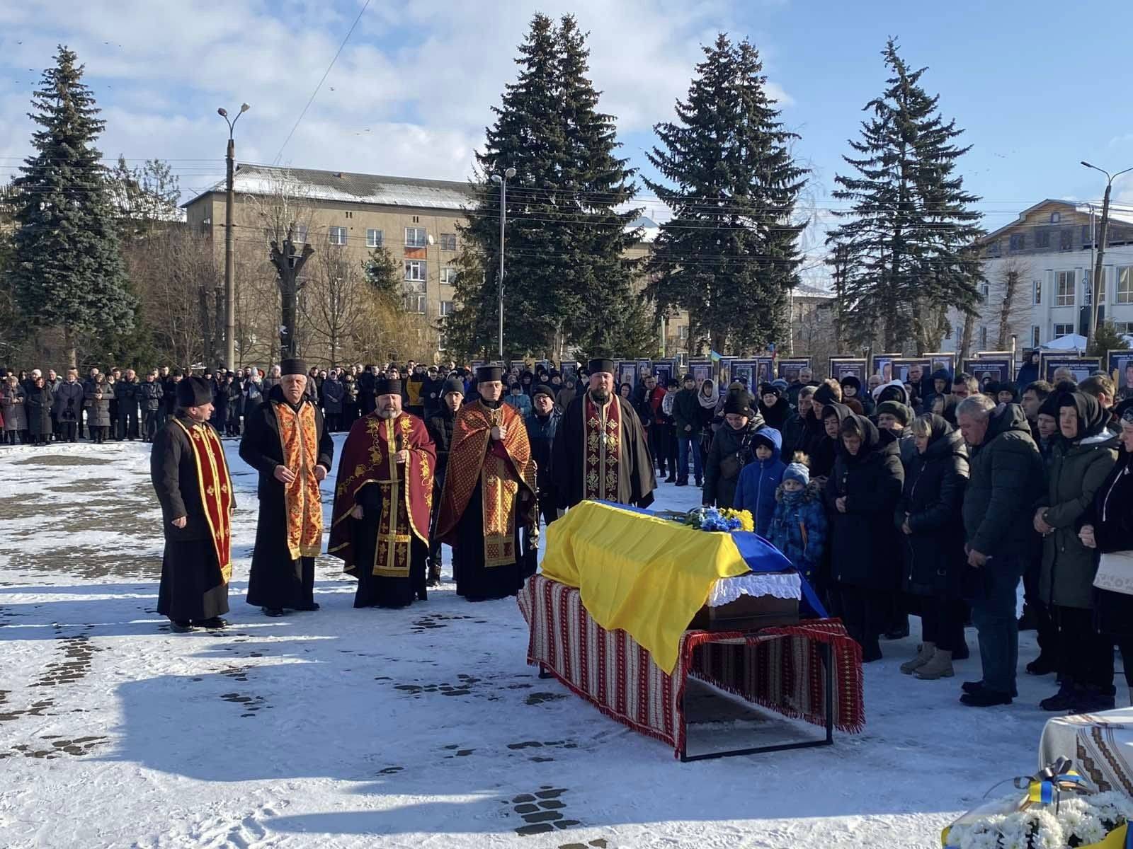 На щиті повернувся до рідної домівки прикарпатець Дмитро Вежбіцький