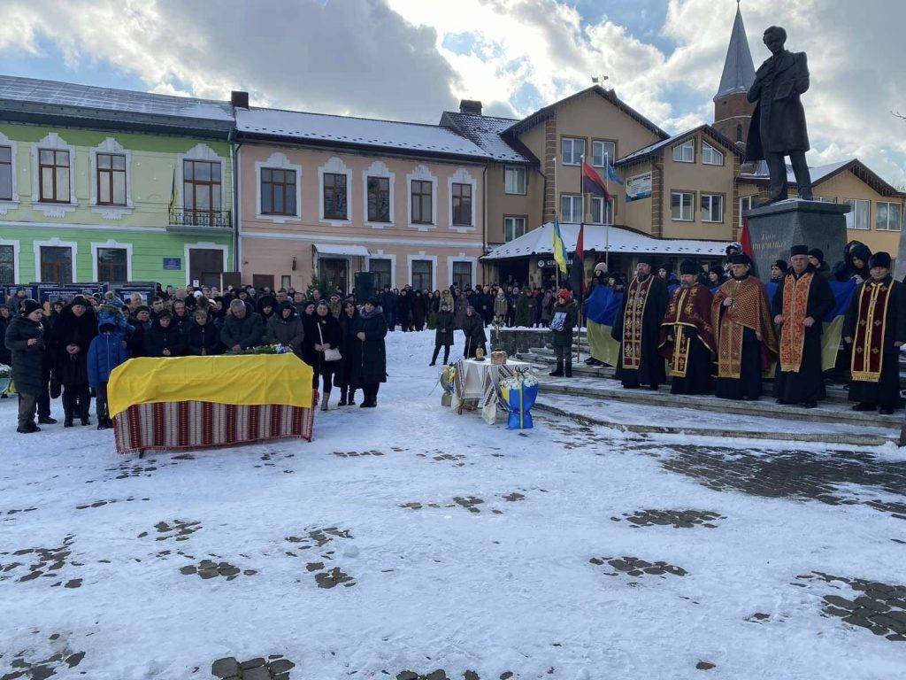 На щиті повернувся до рідної домівки прикарпатець Дмитро Вежбіцький