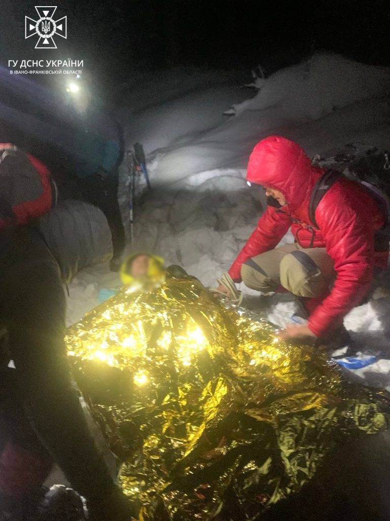 Під час спуску з Говерли травмувався чоловік – рятувальники надали необхідну допомогу
