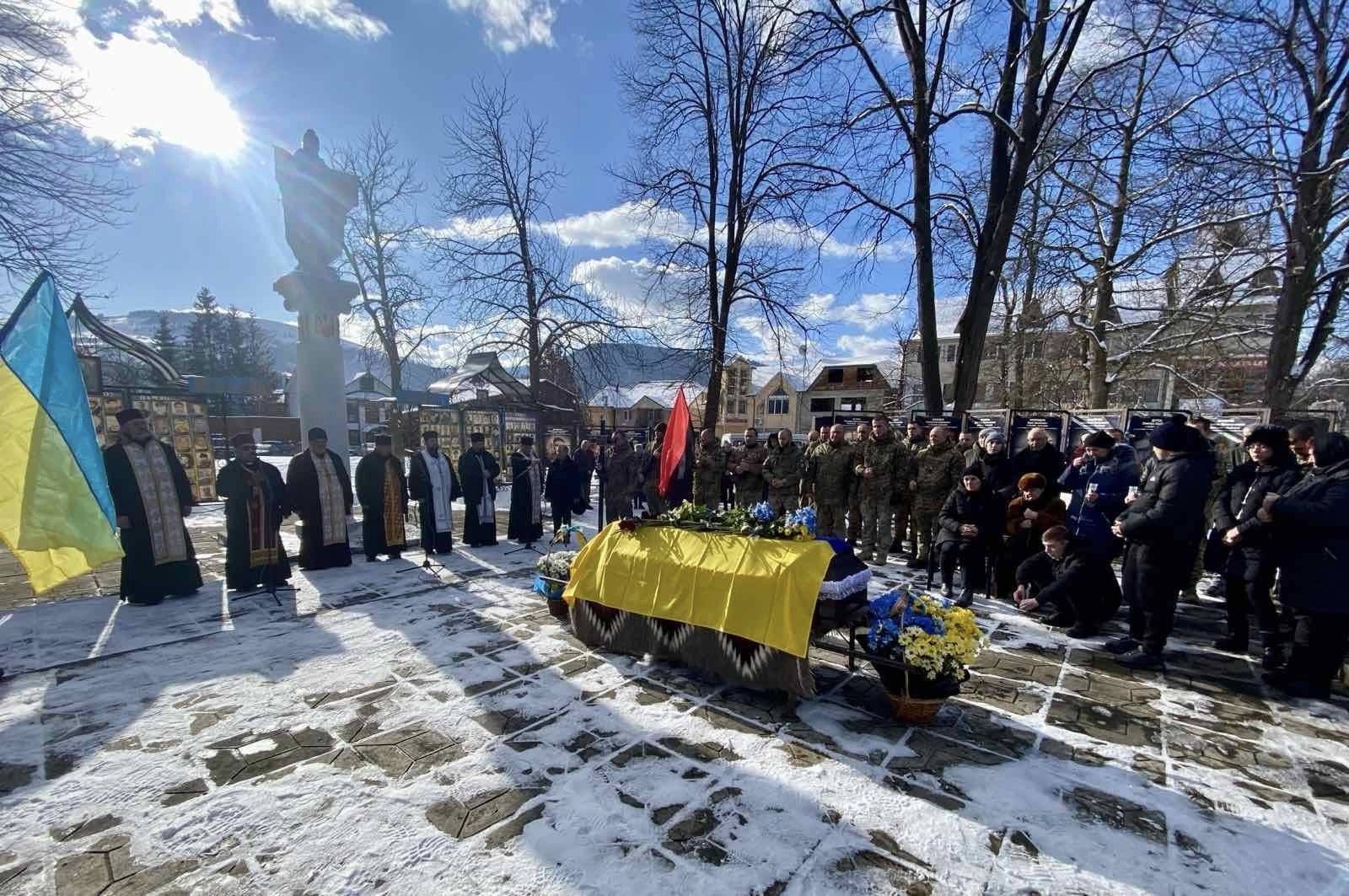 Гуцульщина у скорботі: з фронту привезли тіло воїна Володимира Семотюка