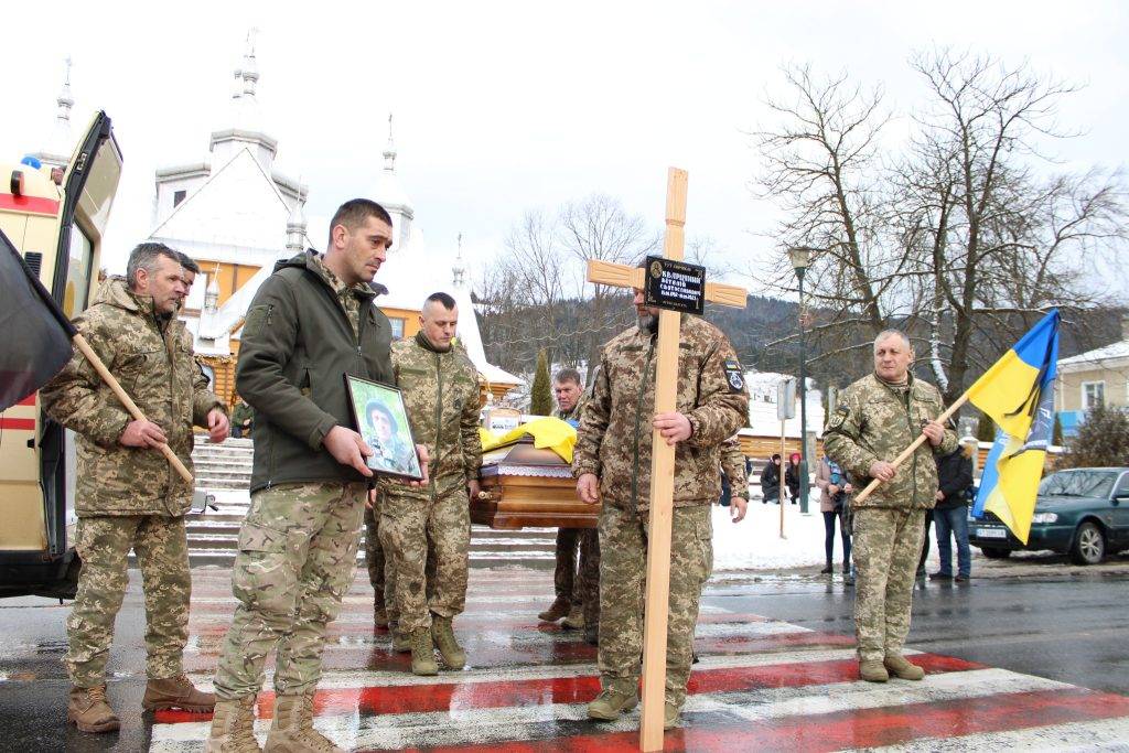 У Верховині зустріли полеглого на війні захисника Віталія Кварцяного