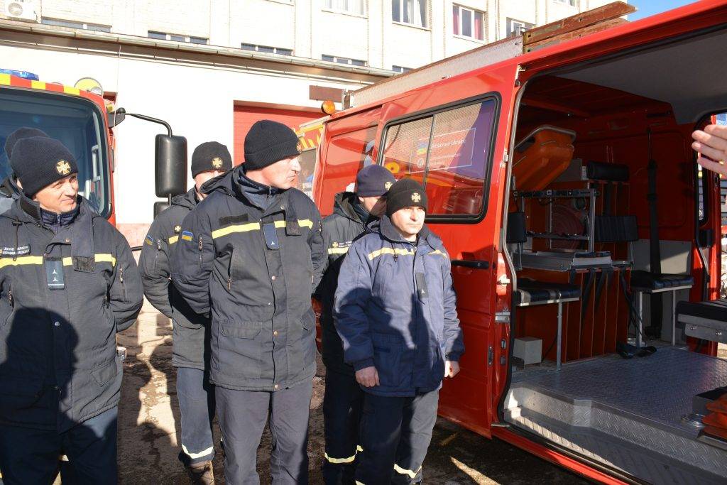 Німецькі партнери передали надвірнянським рятувальникам спеціалізоване авто