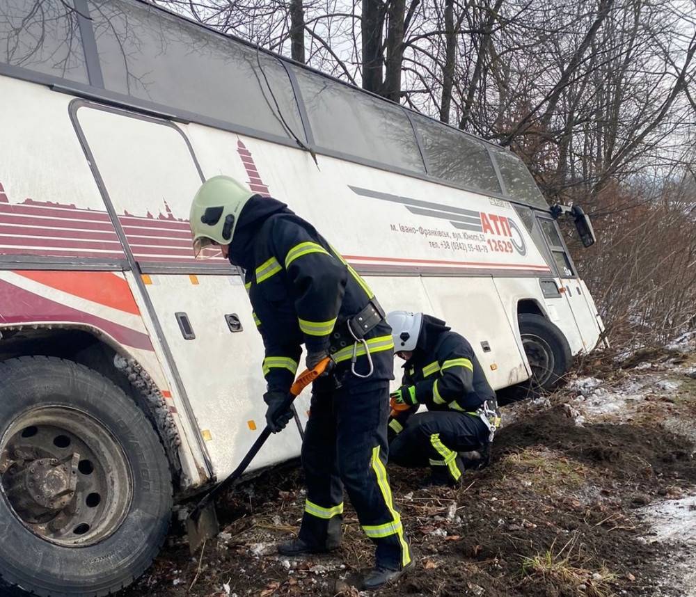 В Угринові рейсовий автобус з пасажирами зʼїхав з дороги. ФОТО